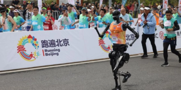 Robotlar İnsanlara Meydan Okudu! Pekin'de Tarihi Yarı Maraton!