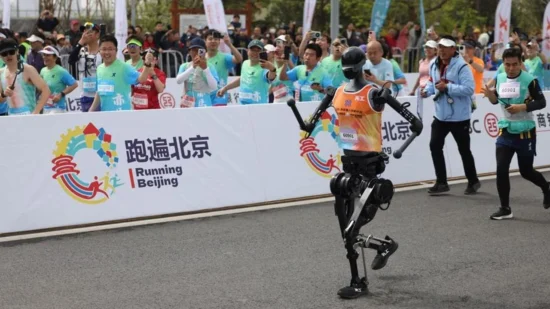 Robotlar İnsanlara Meydan Okudu! Pekin'de Tarihi Yarı Maraton! Robotlar İnsanlara Meydan Okudu! Pekin'de Tarihi Yarı Maraton!
