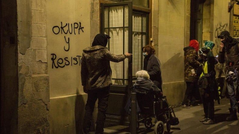 Ezgi Mola'nın Barcelona'daki evi Okupalar tarafından işgal edildi! Ezgi Mola'nın başına neler geldi?