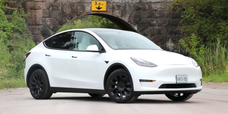 Tesla'dan isim değişikliği! Tesla Model Y Standard Türkiye’ye Geliyor Tesla Model Y Standard