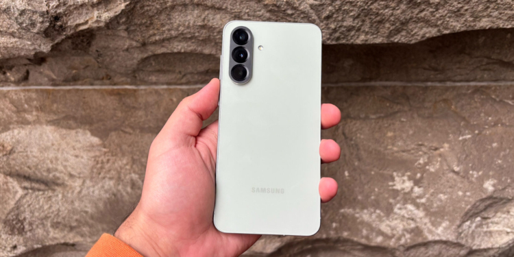 Samsung bu cihazlar için güncelleme desteğini değiştirdi! Daha fazla güncelleme alacaklar! Samsung