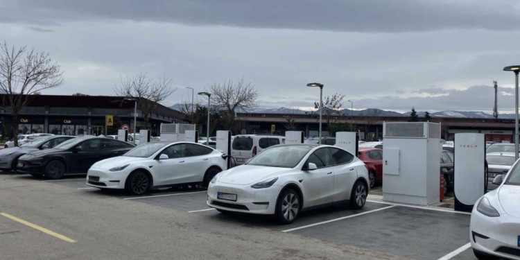 Yeni Tesla Supercharger istasyonu İzmit'e açıldı! Elektrikli araç sahipleri için büyük kolaylık. #1