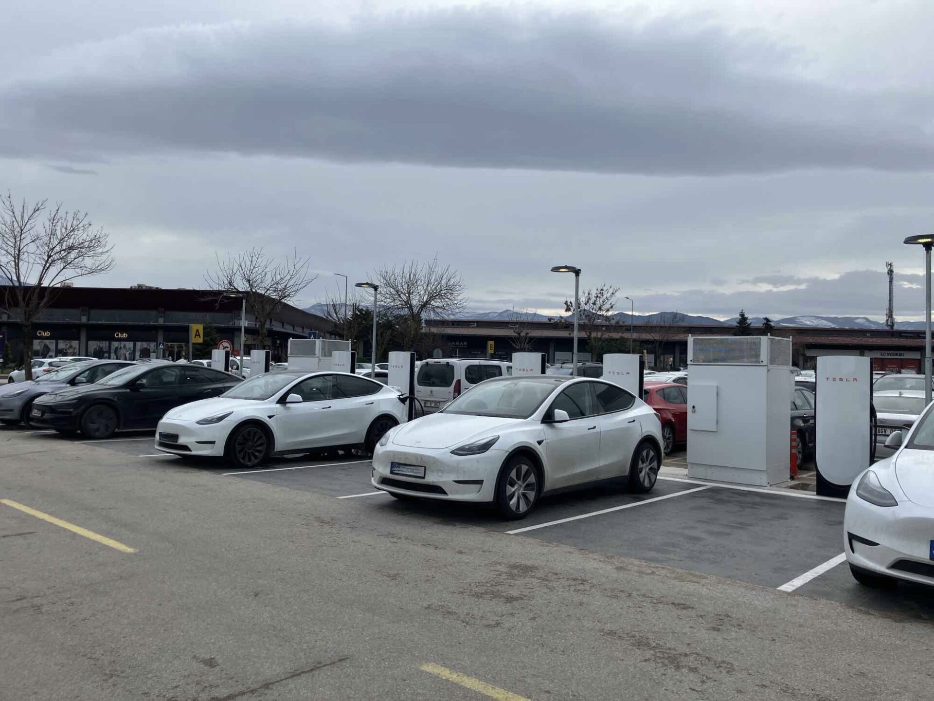 Elektrikli araç sahipleri dikkat! Şarj noktalarında yeni dönem! Yeni Tesla Supercharger istasyonu İzmit'e açıldı! Elektrikli araç sahipleri için büyük kolaylık. #1