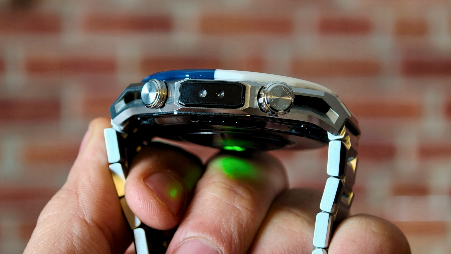 HUAWEI Watch Ultimate 2: Lüks, Zerafet ve Keşif Deneyimini Bir Arada Sunan Saat