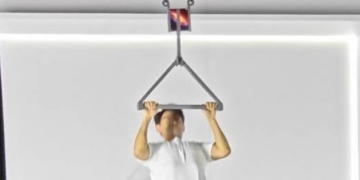 Honor Magic V6 menteşesi o kadar dayanıklı ki üstünde barfiks çektiler! Yok artık! #1