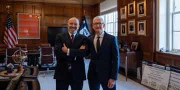 Tim Cook'tan Kritik Görüşme! CEO'luk Sonrası İçin İlk Adımlar mı?