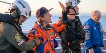 Artemis 2 astronotları Dünya'ya döndü! Yıllar sonra gelen Ay görevi nasıl geçti? #4