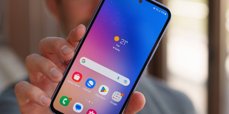 Samsung Galaxy A54 için beklenmedik güncelleme! Amiral gemilerinden önce mi geldi?
