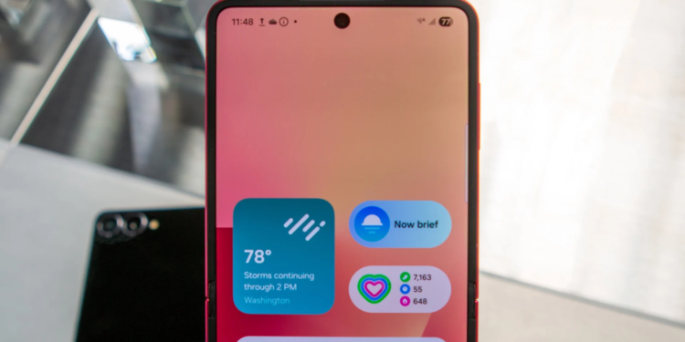 Yeni katlanabilir telefonun ekranı değişiyor! Galaxy Z Flip 8 kullanıcılara neler sunacak?