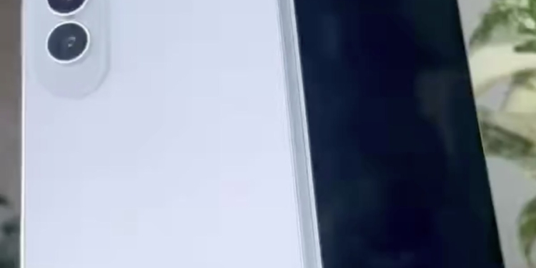 Galaxy Z Fold Wide maketi sızdırıldı! Yeni katlanabilir telefon neler sunacak?