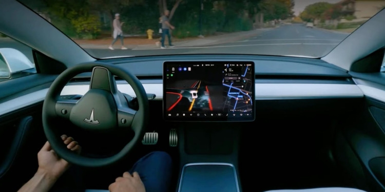 Tesla FSD Avrupa onayında engele takıldı! Otonom sürüş sistemi neden eleştiriliyor?