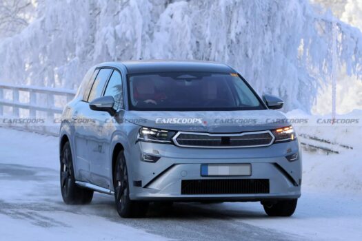 KIA EV9’A DİŞLİ RAKİP: SKODA’NIN YENİ AMİRAL GEMİSİ PEAQ İÇİ