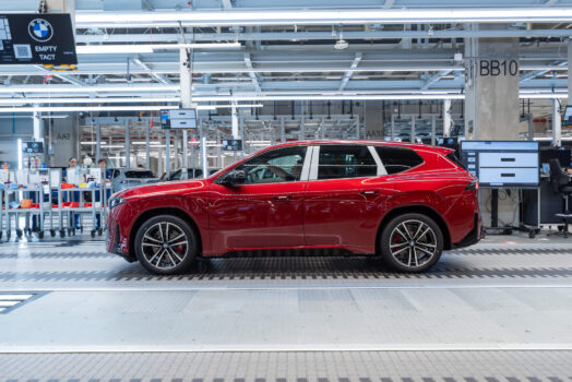 BMW’den Tarihi Üretim Rekoru: Yeni Fabrikada 50 Bininci “Neue Klasse” iX3 Banttan İndi!