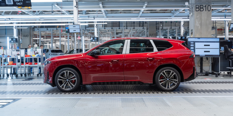 BMW’den Tarihi Üretim Rekoru: Yeni Fabrikada 50 Bininci "Neue Klasse" iX3 Banttan İndi!