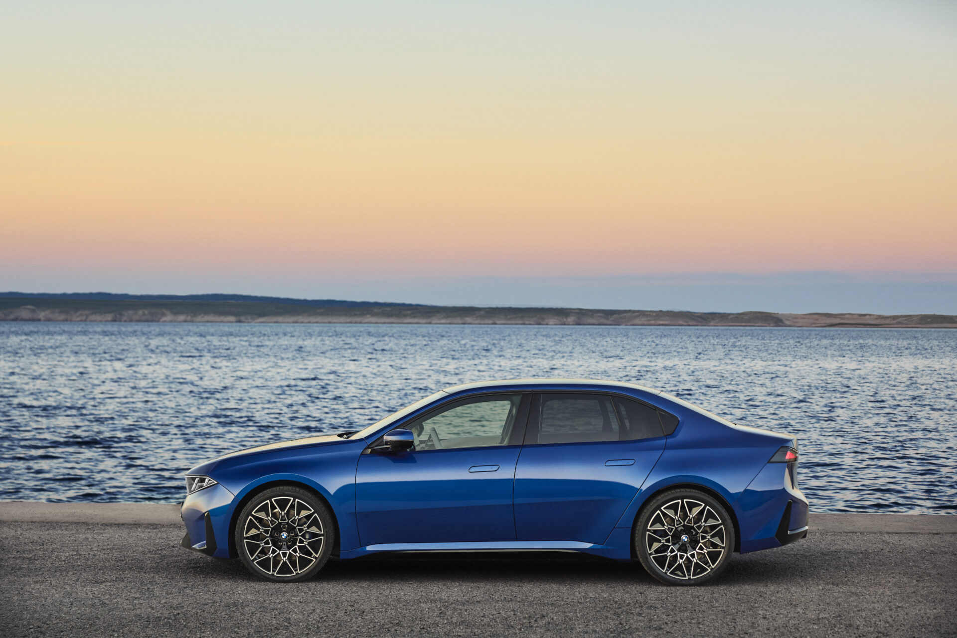 Neue Klasse Tasarımlı Yeni BMW 3 Serisi ve Tamamen Elektrikli i3’ü Tanıtıldı! Neue Klasse Tasarımlı Yeni BMW 3 Serisi ve Tamamen Elektrikli i3’ü Tanıtıldı!