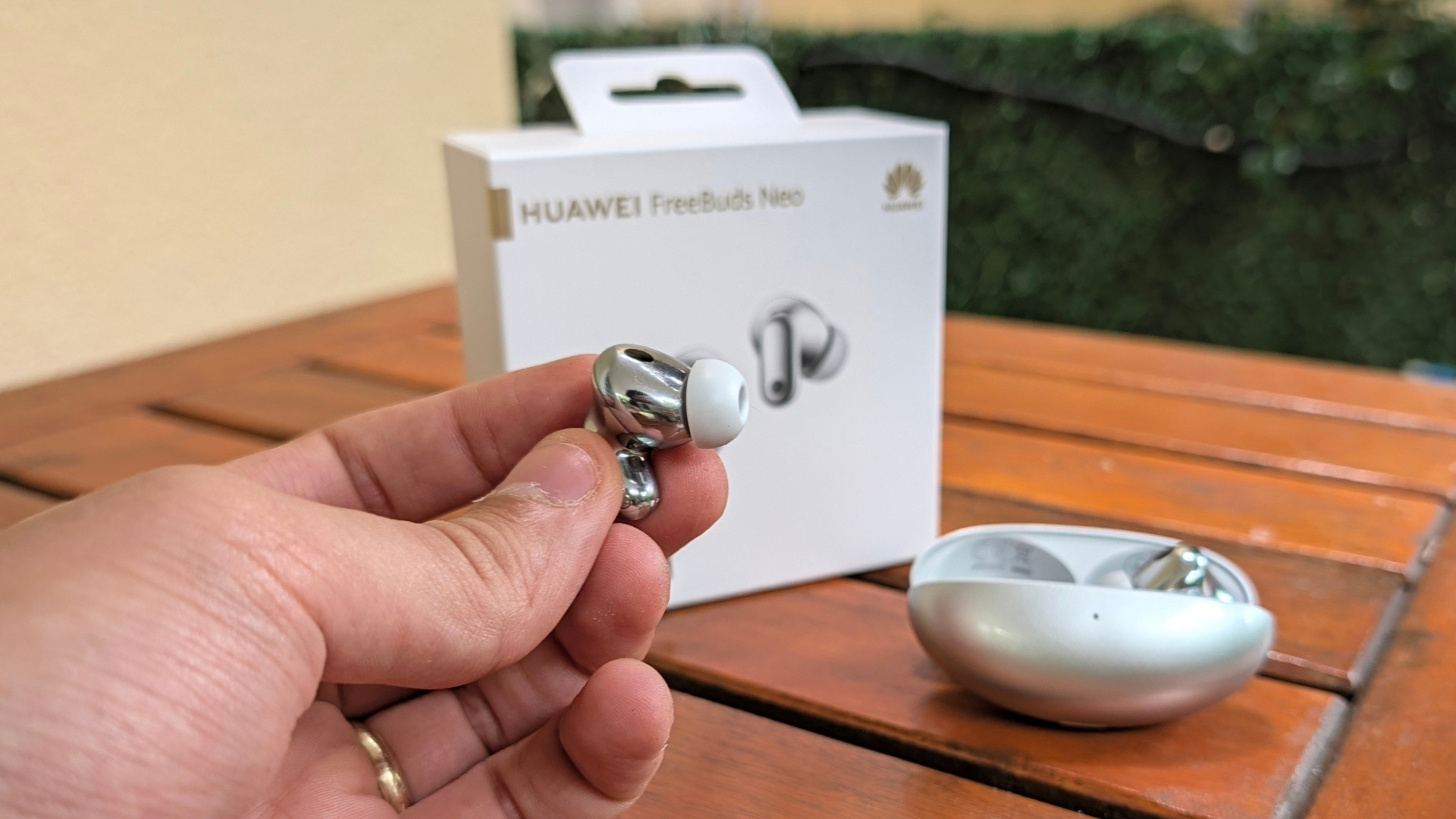 HUAWEI FreeBuds Neo, kutudan çıktığı anda premium hissiyatı verebilen bir yapıda.